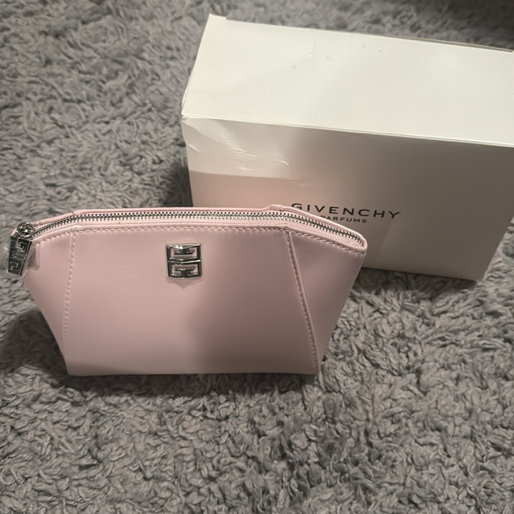 GIVENCHY'S ICONIC NUDE pouch - Picture 2 of 4